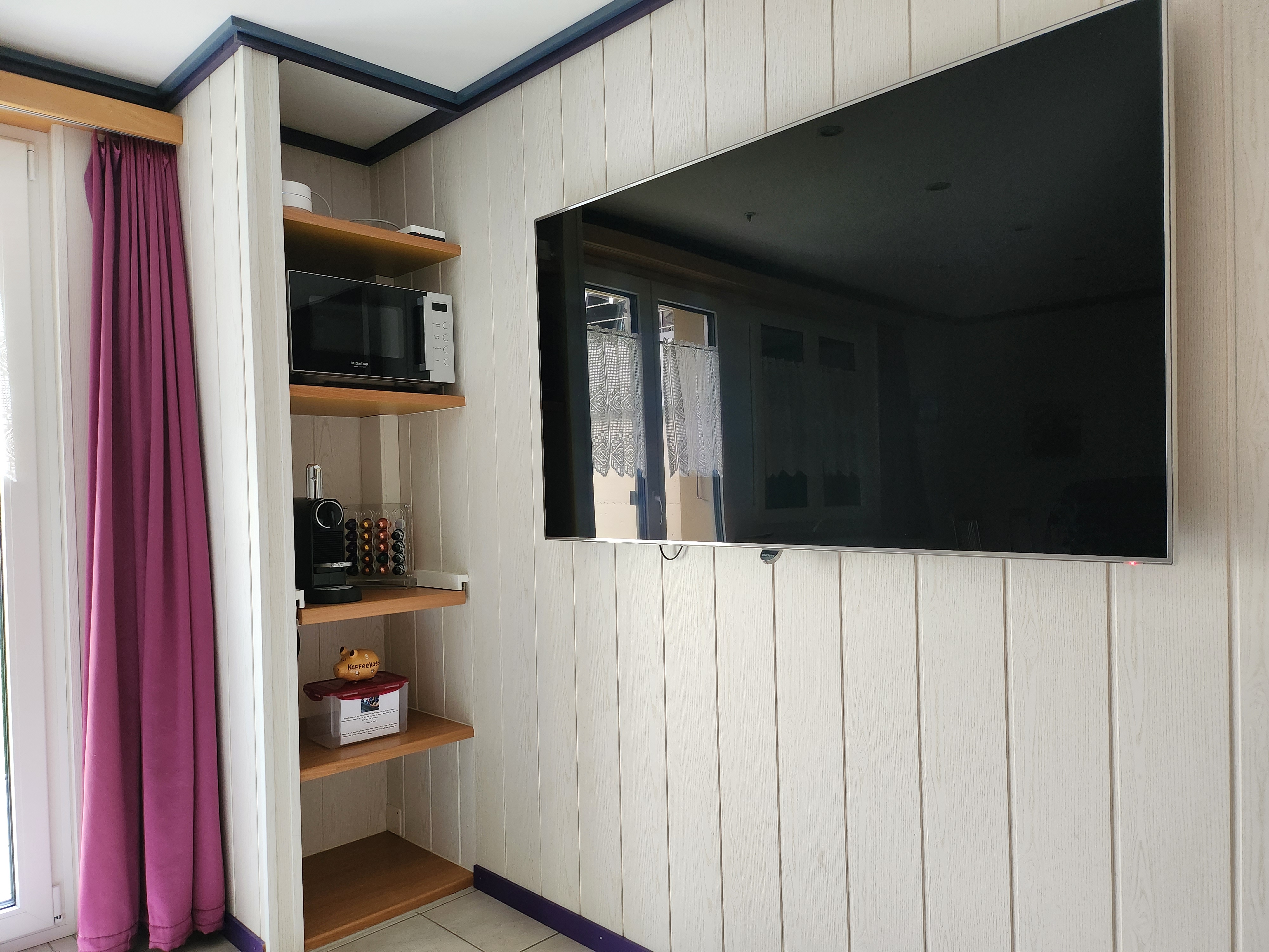 Küche mit Fernseher und Kaffeeecke